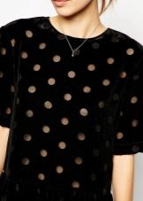 Robe en velours noir à pois