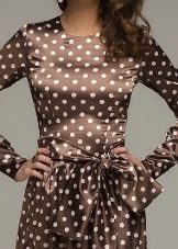 Robe en satin à pois