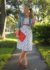 Robe blanche à pois bleus en combinaison avec des accessoires rouges