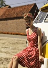 Robe rouge à pois blancs dans un style rétro