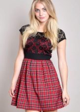 Robe courte à carreaux (tartan) avec un haut en guipure