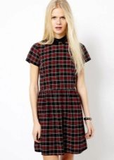 Robe courte en tartan rouge et noir (tartan) à col noir