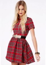 Robe courte à carreaux rouge (tartan)