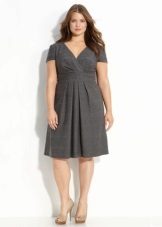 Robe avec une encoche en V pour les femmes avec une figure comme Apple