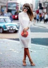 Robe blanche en maille à manches longues