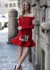 Robe rouge aux épaules ouvertes et aux manches longues