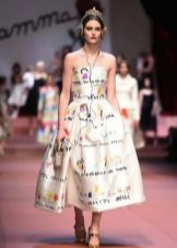 Robe de longueur moyenne avec des motifs ressemblant à ceux des enfants Dolce & Gabbana