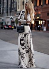 Robe longue blanche avec un motif abstrait noir
