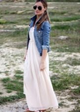 Robe longue taille haute combinée à une veste en jean