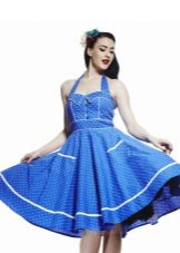 Robe bleue à pois blancs dans un style rétro