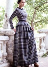 Robe longue en plaid bleu et noir avec une jupe moelleuse