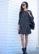 Robe à carreaux noirs avec des bottes grossières