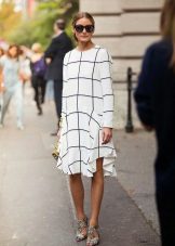 Robe ample blanche dans un grand plaid de longueur moyenne