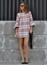 Robe courte dans une cage en combinaison avec des ballerines