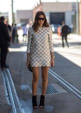 Robe courte blanche en plaid beige à coupe droite et manches trois-quarts