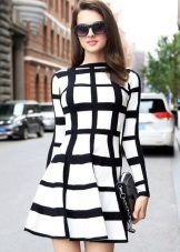 Robe blanche dans une cage avec des rayures de différentes largeurs