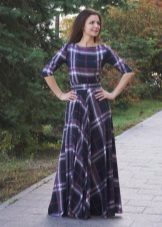 Robe longue dans une cellule bleue