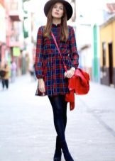 Accessoires et bijoux pour une robe à carreaux