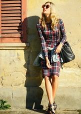 Accessoires et bijoux pour une robe à carreaux