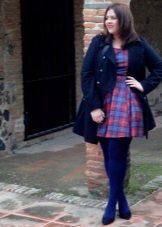 S'habiller dans une cage bleu-rouge pour les femmes obèses en combinaison avec des collants bleus et un manteau bleu