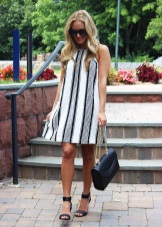 Robe à rayures verticales noires et blanches