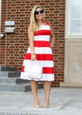 Sandales blanches et un sac pour une robe à larges rayures blanches rouges