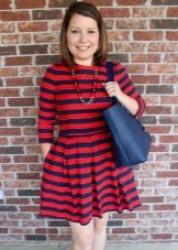Sac bleu à la robe rayée rouge