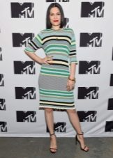 Robe tricotée à rayures noires, vertes et blanches