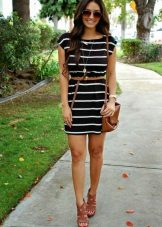 Robe à rayures avec sandales à plateforme