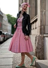 Habillez-vous dans le style des années 50 en combinaison avec une veste en cuir