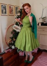 Habillez-vous dans le style des années 50 en combinaison avec un cardigan