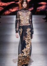 Robe fermée avec application dorée
