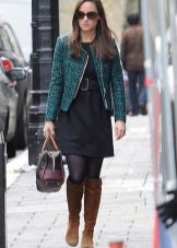 Robe décontractée noire en combinaison avec une veste
