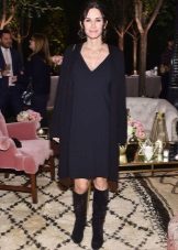 Robe droite noire et décontractée avec un col en v au cou