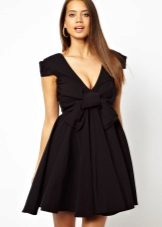 Robe noire, évasée de la poitrine