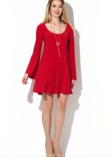 Robe rouge, évasée à la poitrine