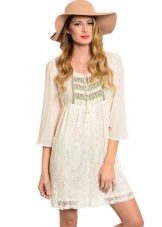 Robe beige, évasée à la poitrine