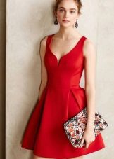 Robe rouge, évasée à la taille