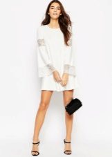 Robe blanche évasée à manches évasées