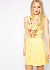 Robe évasée jaune d'été