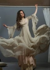 Robe beige évasée longue jusqu'au sol avec manches originales