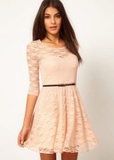 Robe évasée beige avec ceinture
