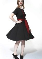 Robe évasée noire avec ceinture rouge