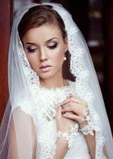 Coiffure de mariage en combinaison avec un étui à voile