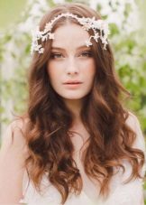 Coiffure de mariage en combinaison avec la décoration sur les cheveux à la robe cas
