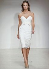 Robe de mariée en dentelle gainant avec décolleté (buste)