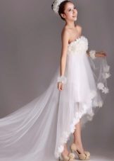 Robe de mariée courte à taille haute avec un train