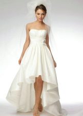 Robe de mariée courte à taille haute avec un train