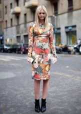 Robe à fleurs de longueur moyenne