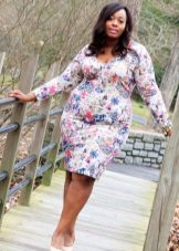 Robe blanche avec imprimé floral pour une tenue complète